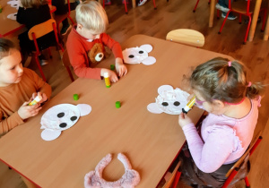 Dzieci wykonują misia z papierowego talerzyka.